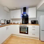 Charltons Bonds Apartments 2B By Week2Week
