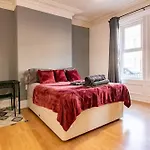Tamworth 99 - 2Br House Near St James Park