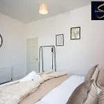 Monthly Escape - Cosy & Central - 3Bed Home - Leisure & Business - Parking