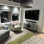 Cosy Double Bedroom In Newcastle Upon Tyne - Access To Shared Kitchen, Shared Lounge And Shared Conservatory Areas Inc Sky Tv And Netflix