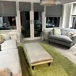 Cosy Double Bedroom In Newcastle Upon Tyne - Access To Shared Kitchen, Shared Lounge And Shared Conservatory Areas Inc Sky Tv And Netflix
