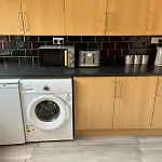 Giga Residential 4 Bedrooms, 8 Guests , Near City Centre, Arcade Machine, Sky Tv, Netflix, Free Wifi, Free Parking