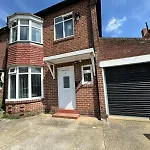 Giga Residential 4 Bedrooms, 8 Guests , Near City Centre, Arcade Machine, Sky Tv, Netflix, Free Wifi, Free Parking