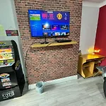 Giga Residential 4 Bedrooms, 8 Guests , Near City Centre, Arcade Machine, Sky Tv, Netflix, Free Wifi, Free Parking