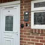Giga Residential 4 Bedrooms, 8 Guests , Near City Centre, Arcade Machine, Sky Tv, Netflix, Free Wifi, Free Parking