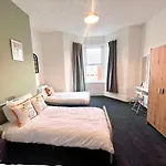 Three Bedroom Apartment 10 Mins To Newcastle