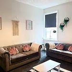 Three Bedroom Apartment 10 Mins To Newcastle