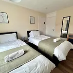 Central 4 Bedroom House With Driveway