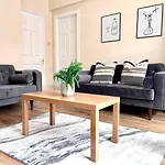 Central 4 Bedroom House With Driveway