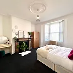 Centrally Located Apartment-Free Parking