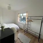 Whole House Modern Two Bedroom In Newcastle - Free Parking