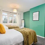 Large Home With Free Parking - 5 Mins To St James\'