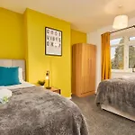 Large Home With Free Parking - 5 Mins To St James\'