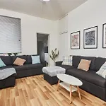 Large Flat Close To The City Centre - Sleeps 12
