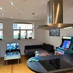 1Br-Wifi-Freesnacks-Freeparking-Petsok-Retroarcade