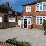 Sleek 4 Bed In Newcastle- Sleeps 9 - Parking