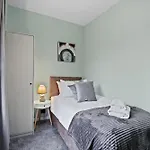 Contractors, Parking,8 Min To City Center, Airport
