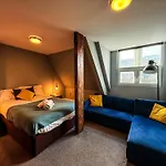 2 Bedroom Apartment In The Heart Of Newcastle - Spacious - Sleeps 7