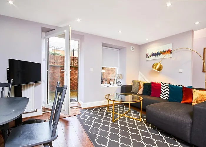 Newcastle Treasure - Sleeps 4 - Lower Ground Floor