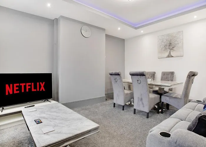 Exquisite 3-Bedroom, Newly Renovated, Sleeps 6