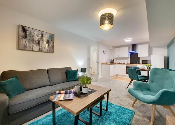 Charltons Bonds Apartments 2B By Week2Week