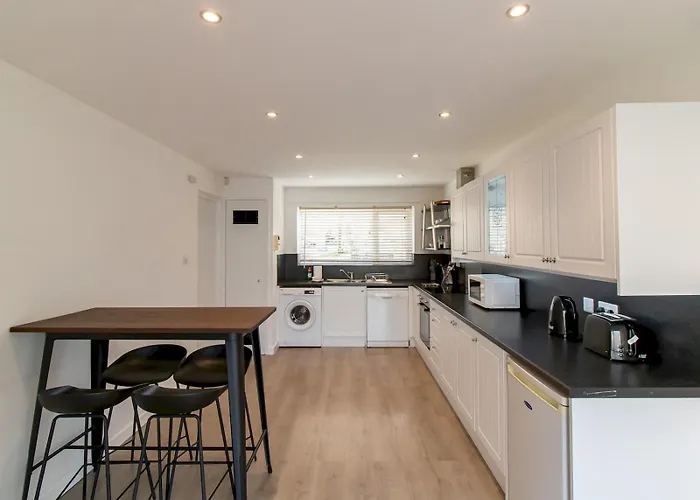 Excellently Located City Centre House Pass The Keys