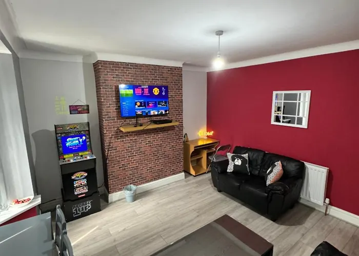 Giga Residential 4 Bedrooms, 8 Guests , Near City Centre, Arcade Machine, Sky Tv, Netflix, Free Wifi, Free Parking