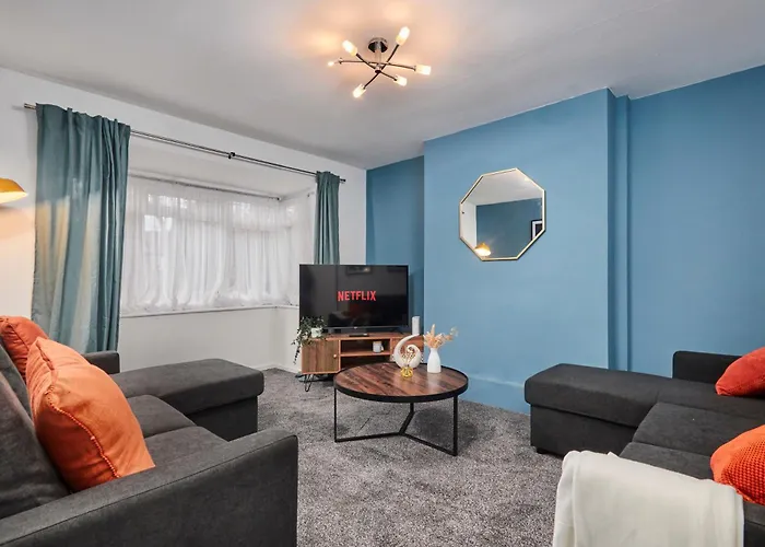 Large Home With Free Parking - 5 Mins To St James\'