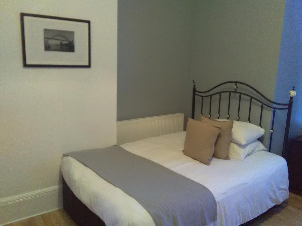 Hotel West & Bar