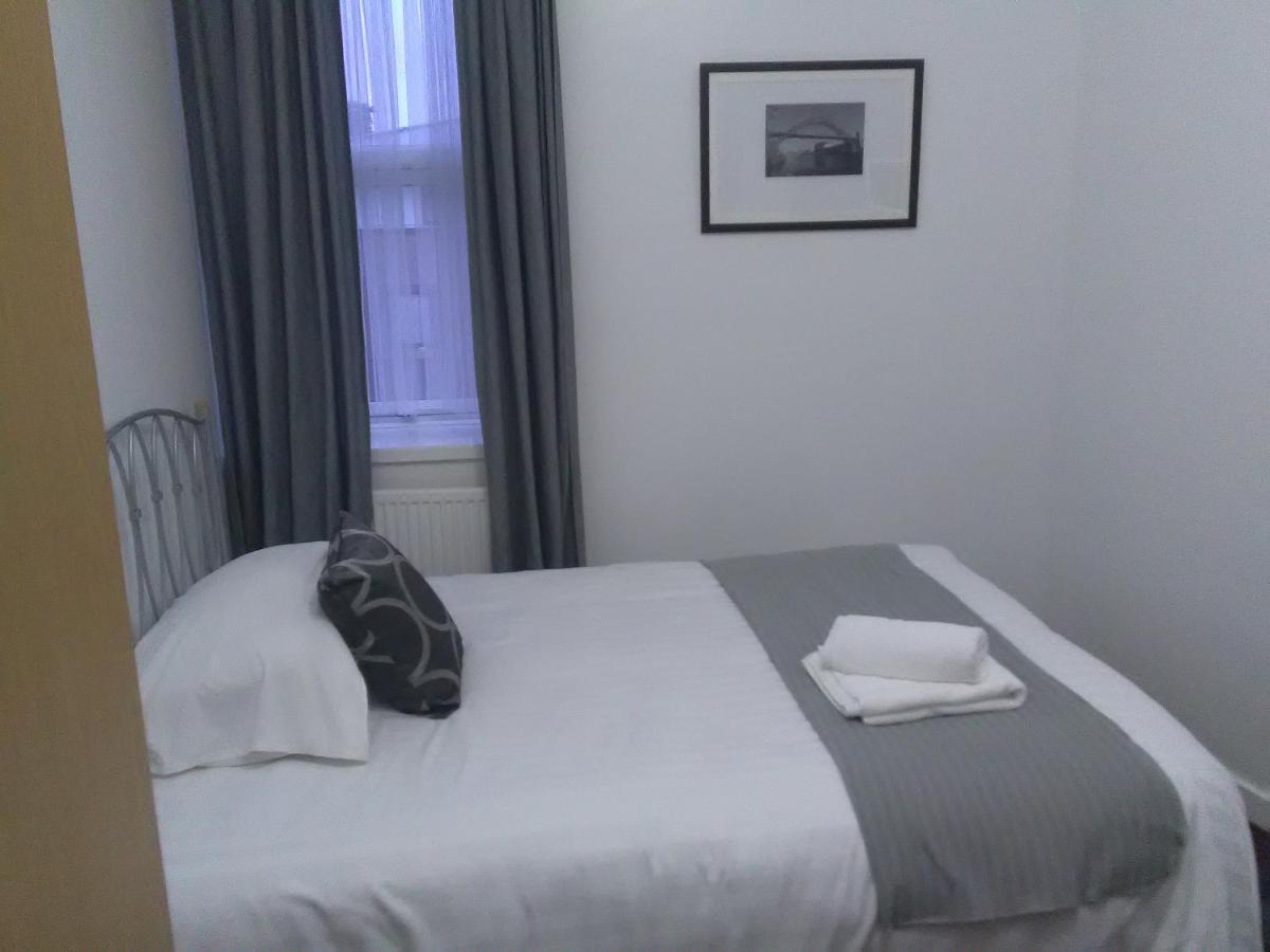 Hotel West & Bar *