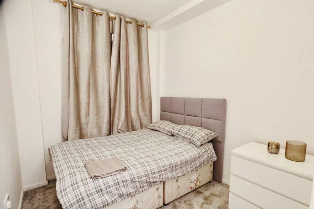 3 Bed City Centre Serviced - Sleeps 7 *