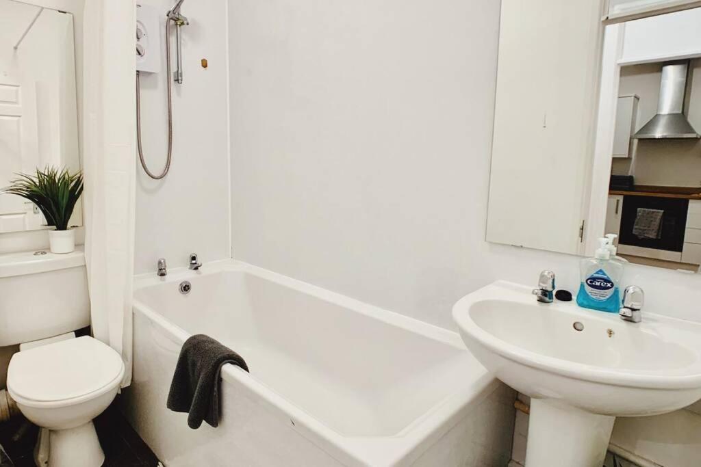 Apartment 3 Bed City Centre Serviced - Sleeps 7 *