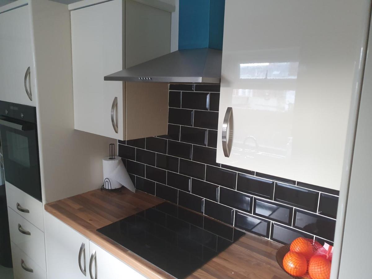 En Bedrooms, Heaton, *