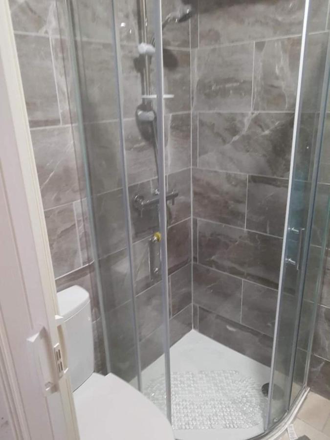 En Bedrooms, Heaton, *