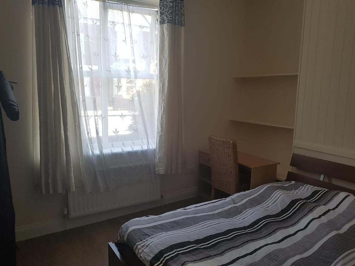 En Bedrooms, Heaton, *