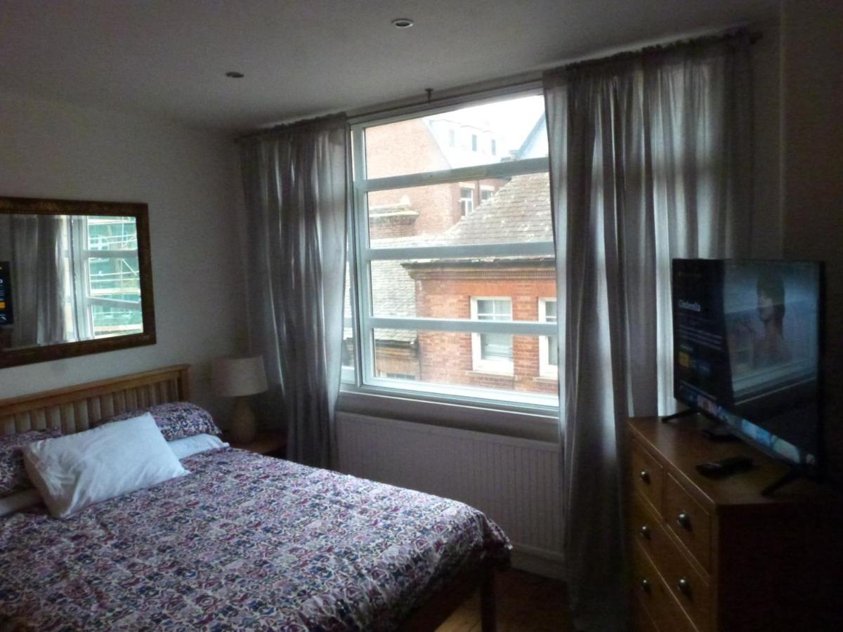 Lovely 2 Bed Flat In The Very Centre Of Apartment *