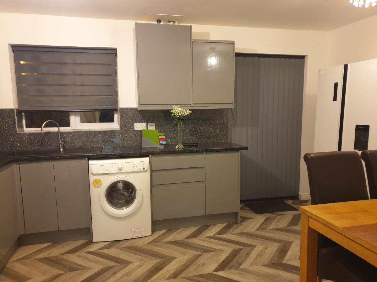 Cheerful 4 Bedroom Townhouse With Free Parking Apartment Newcastle upon Tyne
