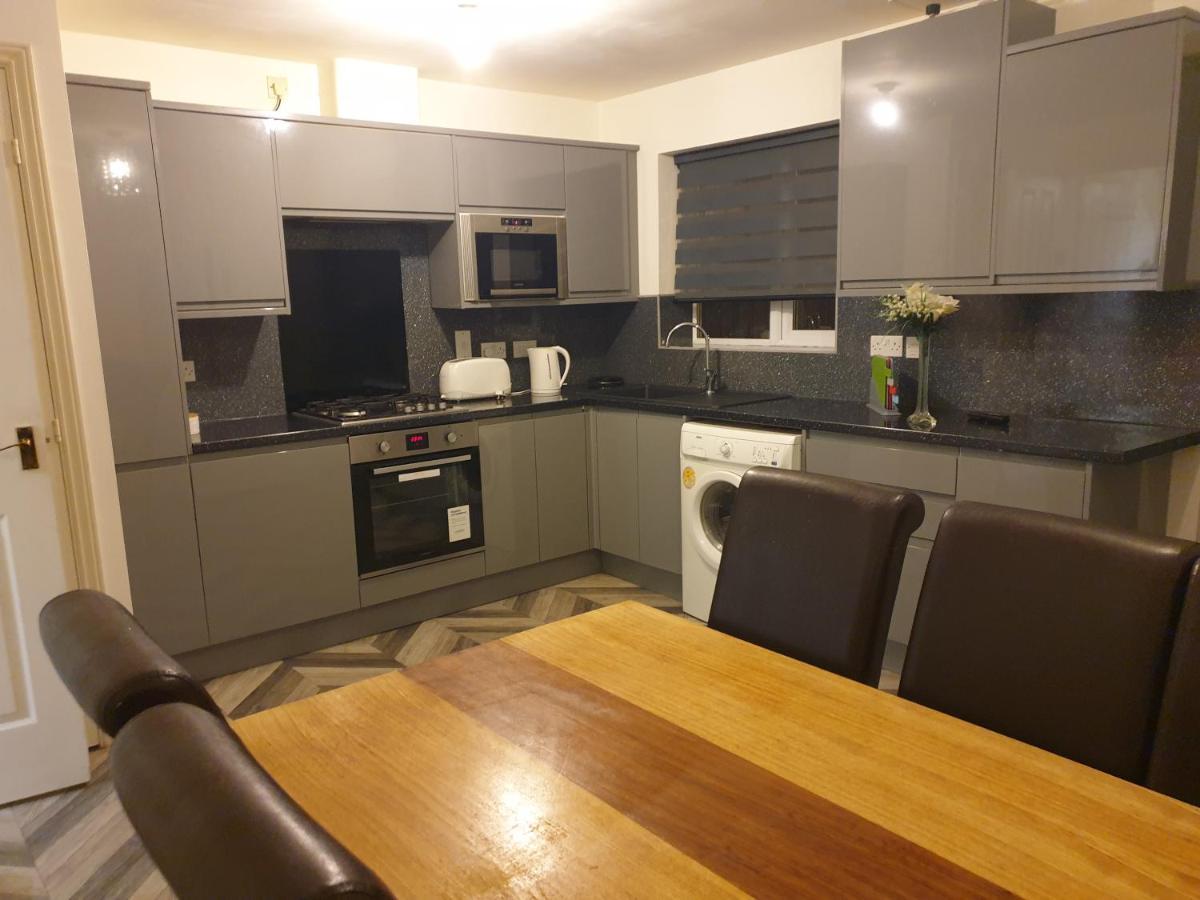 Cheerful 4 Bedroom Townhouse With Free Parking *