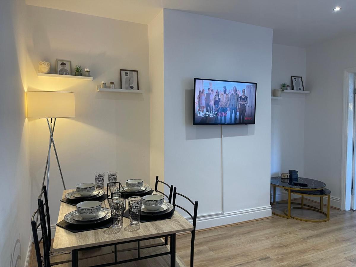Apartment Stylish And Modern 3 Bed With Free Parking, *
