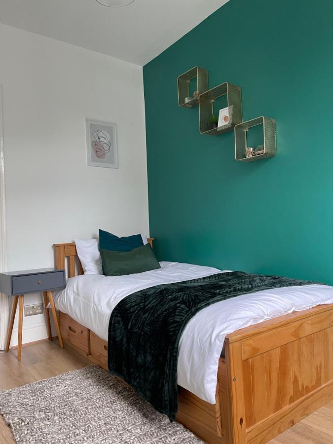 Stylish And Modern 3 Bed With Free Parking, Apartment *
