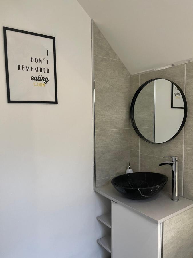 Stylish And Modern 3 Bed With Free Parking, Apartment *