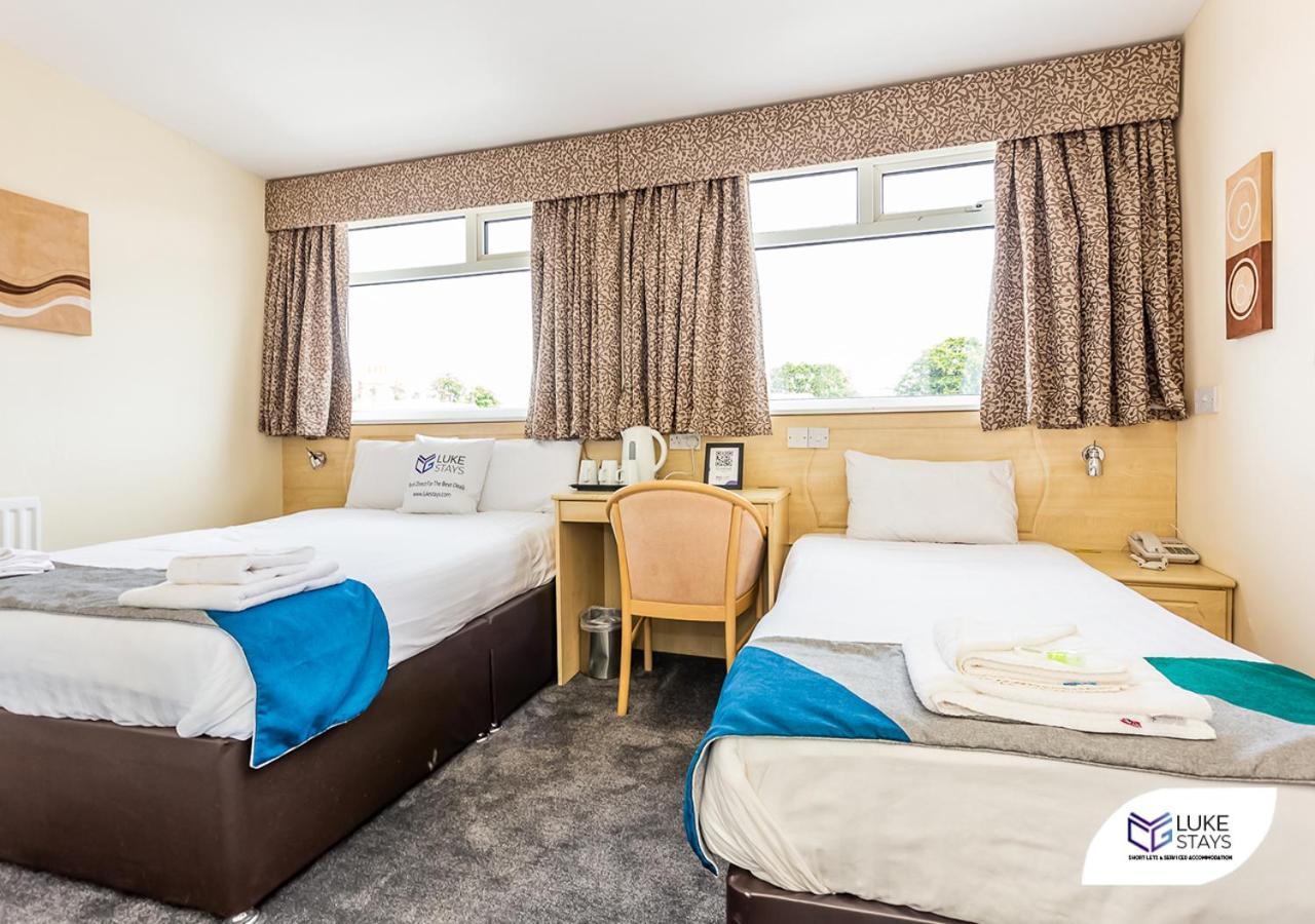 Luke Stays - Grosvenor Road Hotel *