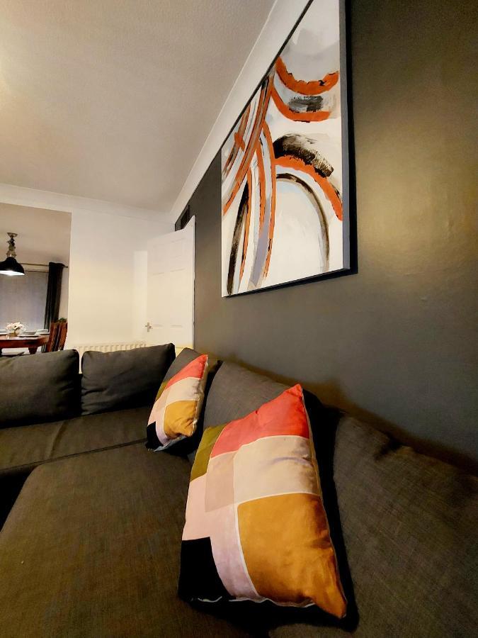 Lancaster House: Serviced 4-bed With Free Wi-fi And Parking *