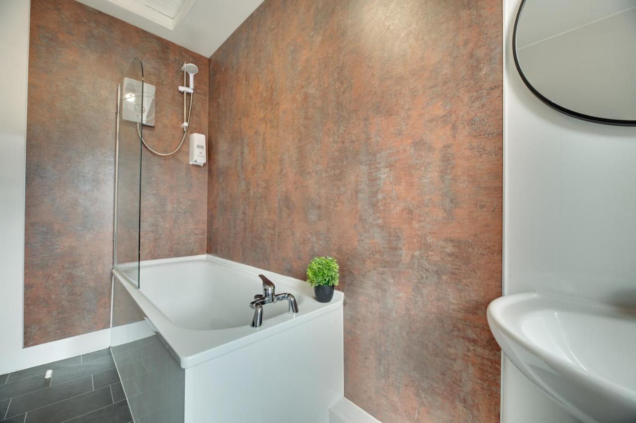 Apartment 5 *