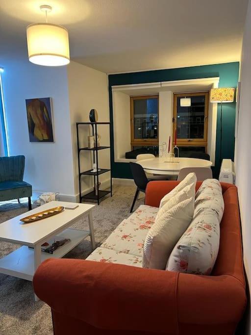 Flat Ideal For Work & Leisure *