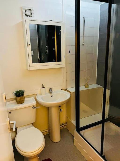 Flat Ideal For Work & Leisure