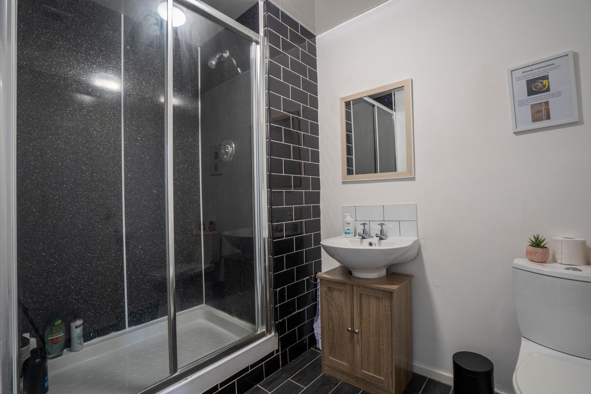 Apartment 2 Bed-town Centre-free Parking *