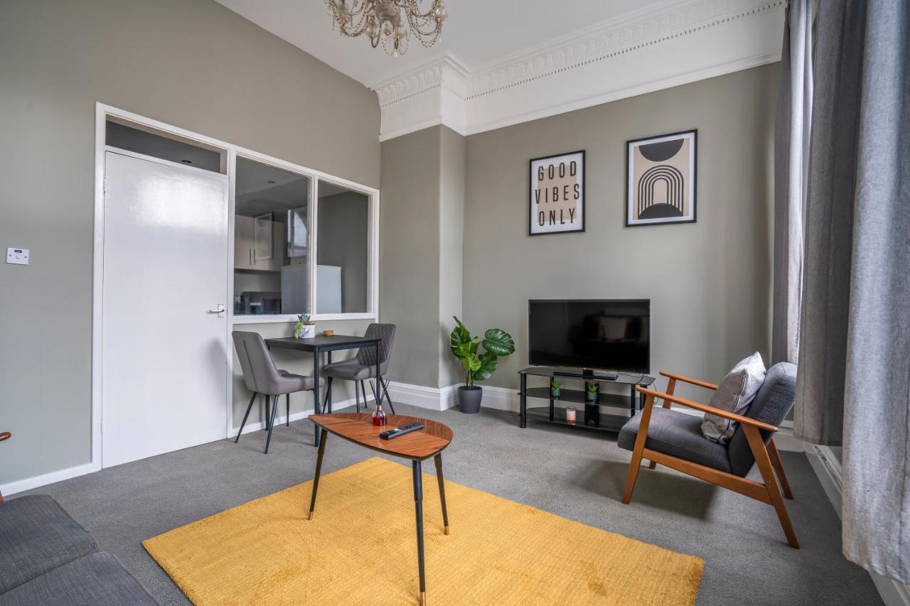 Apartment 2 Bed-town Centre-free Parking *