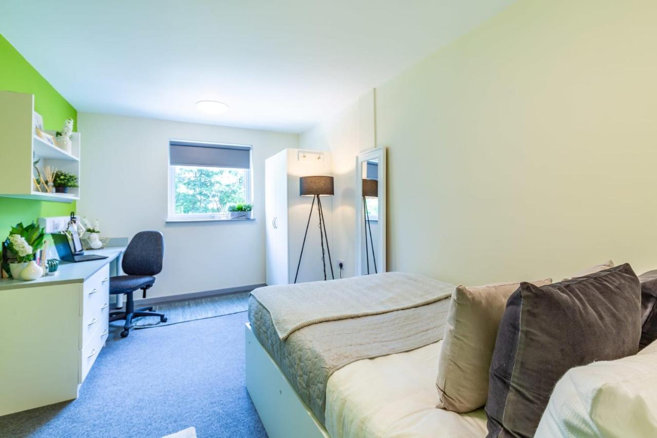 Apartment And Ensuite Bedrooms At Bryson Court In *