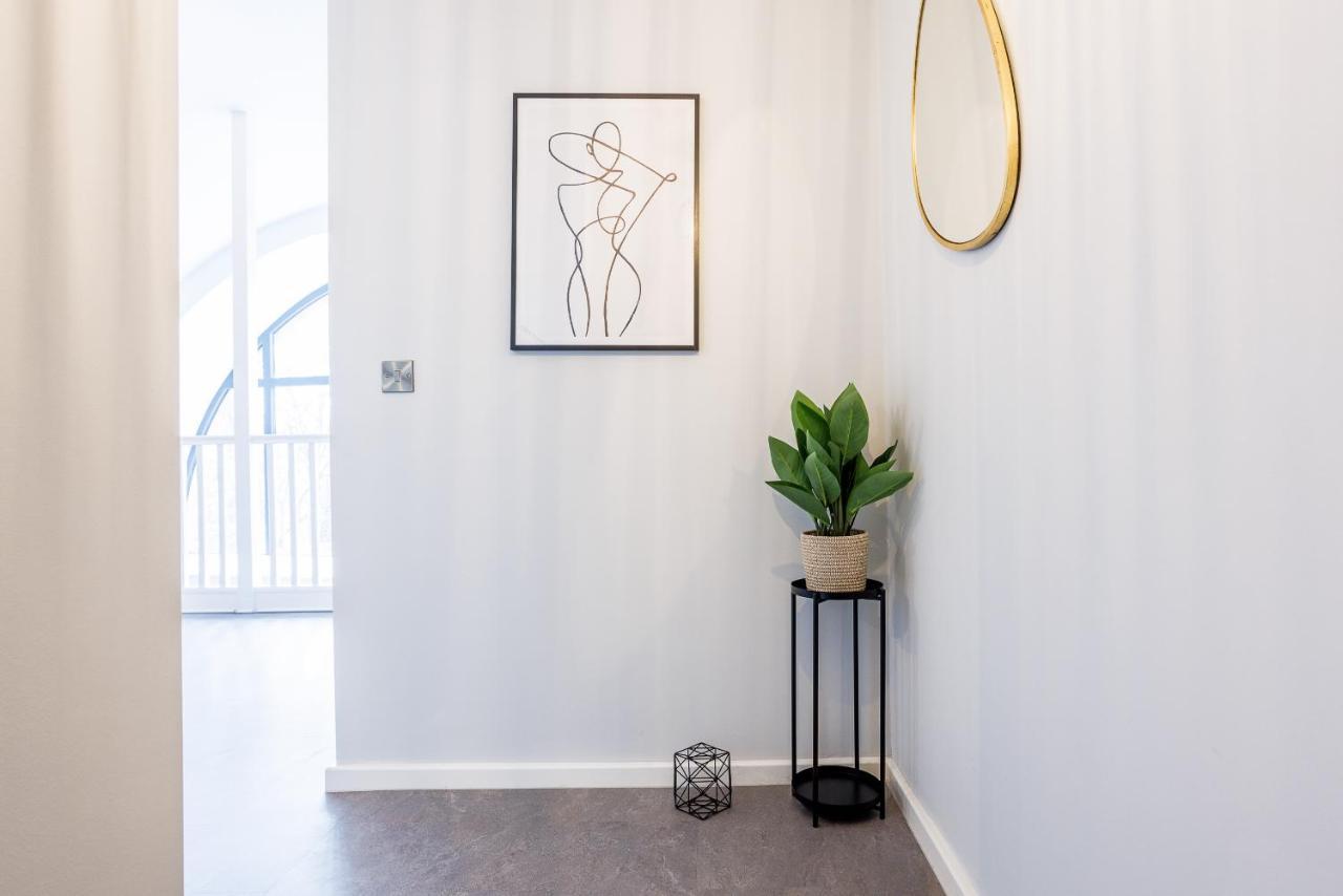 Luxury 5 Min To Centre*free Parking Apartment *